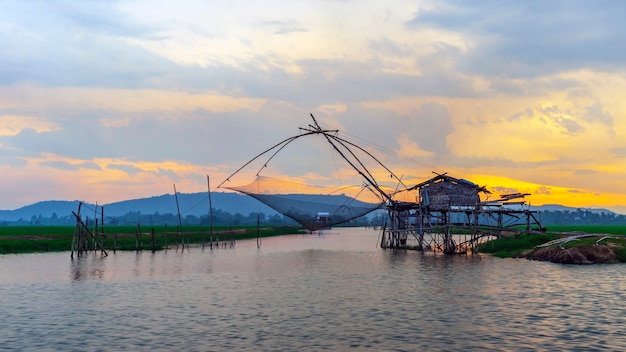 Trampa de red de pesca en el río.