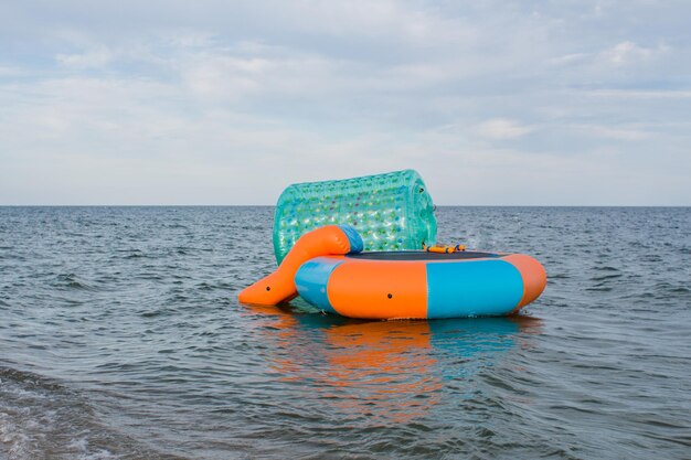 Trampolín en el agua en el mar