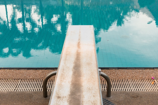 Trampolín para bucear en la piscina.