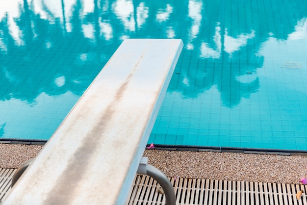 Trampolín para bucear en la piscina