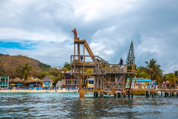 Un trampolín de madera en West Bay en la isla de Roatán