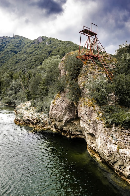 Trampolín en las montañas