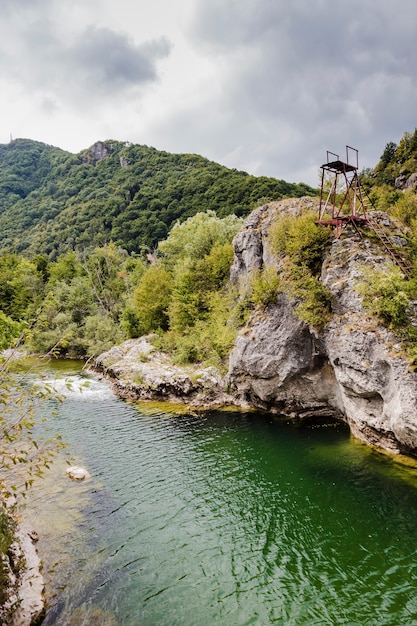 Trampolín en las montañas