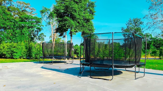 El trampolín en el parque verde para un niño que juega en la primavera con fines recreativos y competitivos.