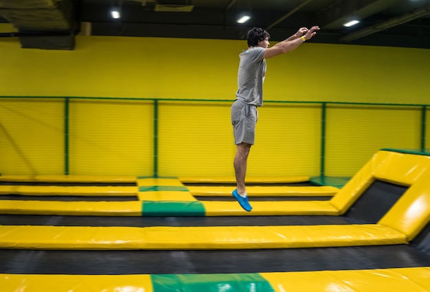 Trampolinspringer führt komplexe akrobatische Übungen und Salto auf dem Trampolin durch.