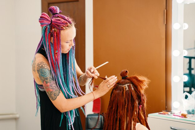 Foto tranças de barbeiro dreadlocks.