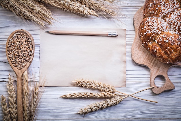 Tranchierbrett Weizen Roggen Ähren Brotstock Holzlöffel Korn Vintage Papier Blatt Bleistift.