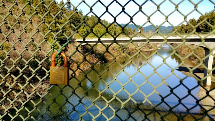 Foto tranco de memória em ponte de cerca de cadeia sobre o rio