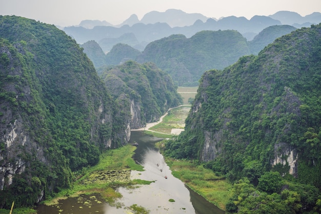 Trang an tam coc ninh binh viet nam es un sitio del patrimonio mundial de la unesco, conocido por su cueva en barco