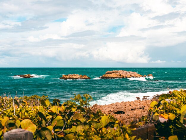 Tranquila costa tropical con lindas vistas desde Puerto Rico Piñones la posita beach