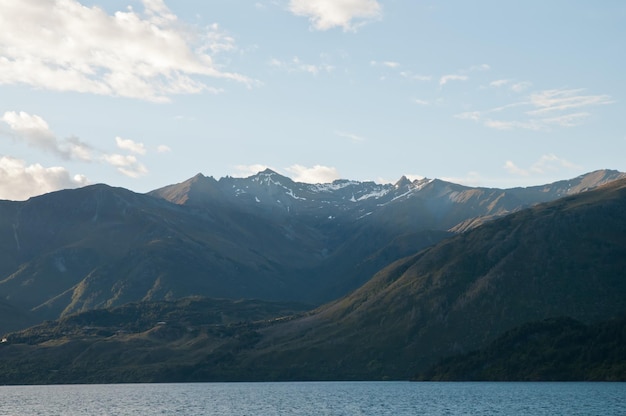 Tranquila escena nocturna del fiordo Milford Sound y los Alpes del Sur en Nueva Zelanda