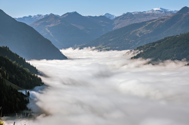 Tranquila mañana de otoño brumoso vista a la montaña desde la ruta de senderismo cerca de Dorfgastein Austria