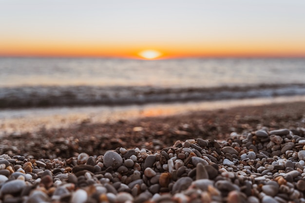 Tranquila playa tranquila al atardecer Hermosos guijarros con textura en primer plano El concepto de serenidad