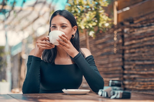 Tranquila, relajada y elegante mujer tomando un café en una cafetería al aire libre en verano Una joven empresaria o independiente disfrutando de su tiempo libre tomando té y relajándose al aire libre