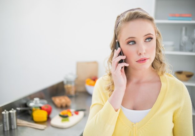 Tranquila rubia llamada telefónica