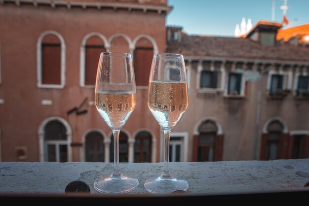Tranquila vista del balcón del paisaje urbano con dos copas de vino al anochecer en un entorno de lujo