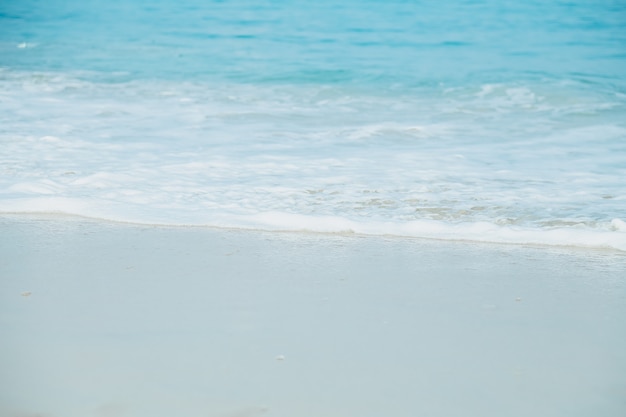 Foto tranquilamente e relaxando olhando para o mar e suas ondas