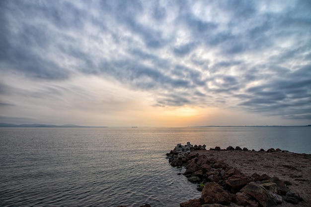 Tranquilidad a la orilla del mar al atardecer