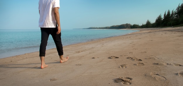 Foto tranquilo caminar en la playa en verano vocación