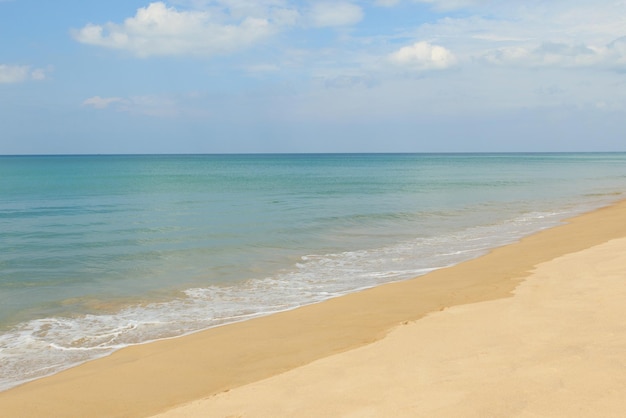 Tranquilo y hermoso mar de Andamán y playa de arena limpia