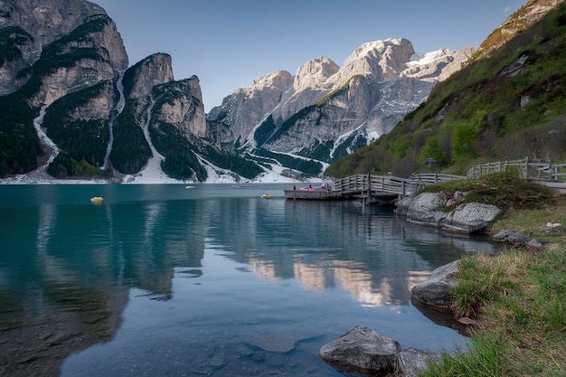 Foto el tranquilo lago alpino de braies en las montañas de los dolomitas