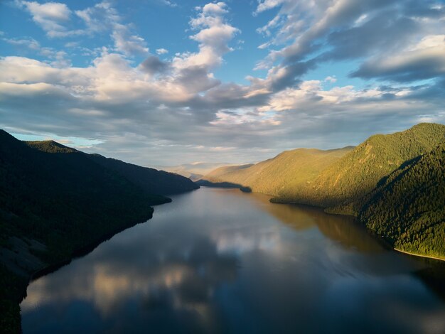 Tranquilo lago Bled al amanecer con nubes en el cielo.