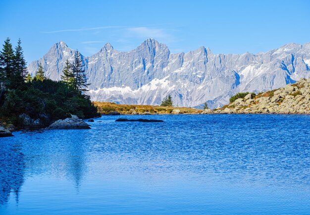 Tranquilo lago de montaña de los Alpes otoñales con agua transparente y reflejos Spiegelsee o Mirror Lake Reiteralm Steiermark Austria