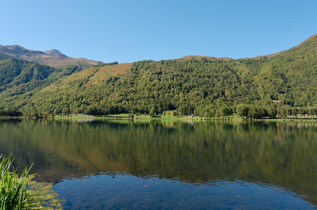 Tranquilo lago de montaña en la zona turística de la aldea de Saint Lary SaintLary MidiPyrenees Francia