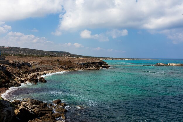 Tranquilo mar océano y fondo de cielo azul con nubes