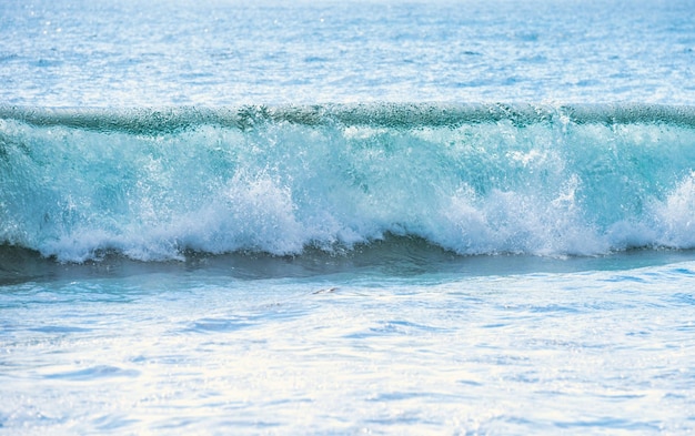 Tranquilo paisaje marino azul con olas de surf blancas en primer planoxA