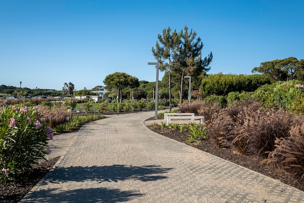 Tranquilo y relajante camino de piedra para caminar en la región de Quinta do Lago