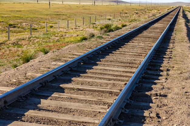 Trans Mongolian Railway, einspurige Eisenbahn in der Steppe