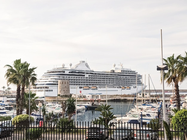 Transatlântico ancorado no porto de Ceuta, na Espanha