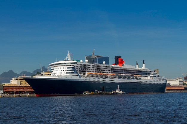 Transatlantik am Hafenpier der Stadt Rio de Janeiro verankert