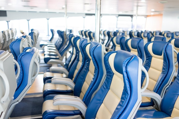 Transbordador sobre el océano. Interior de un barco con asientos de pasajeros vacíos y vistas al mar. foto de alta calidad