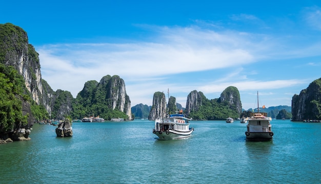 Transbordador turístico en la bahía de Halong, el sitio del patrimonio mundial de la UNESCO en Vietnem.