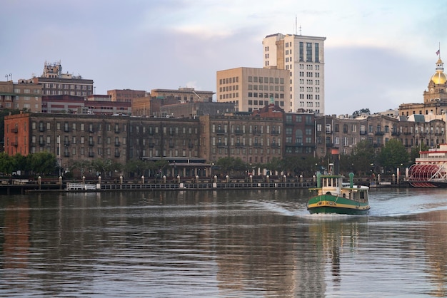 Un transbordador vacío se mueve según lo programado cruzando el río en Savannah, Georgia