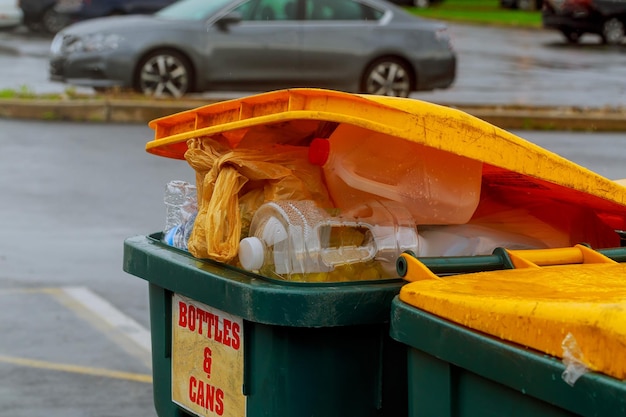 Transbordando latas de lixo com lixo doméstico nas lixeiras da cidade cheias de lixo