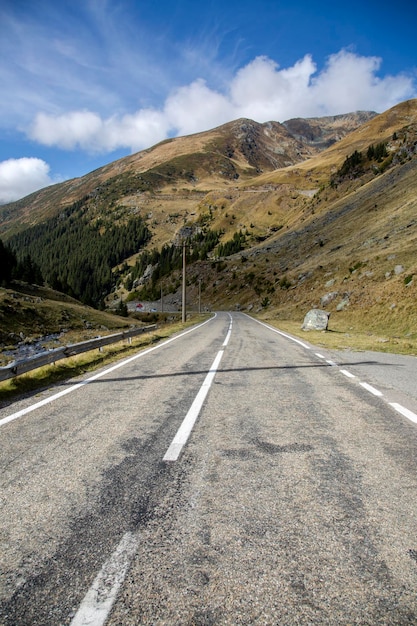 Foto transfagarash ist die schönste und gefährlichste straße europas. karpatenkamm fagarash