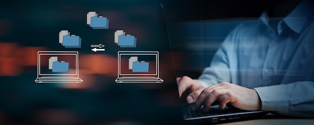 Foto transferencia de archivos entre portátiles en una pantalla virtual