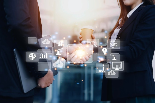 Transformación digital estrategia tecnológica digitalización y digitalización de procesos y datos de negocio optimizar y automatizar operaciones gestión de servicio al cliente internet y computación en la nube