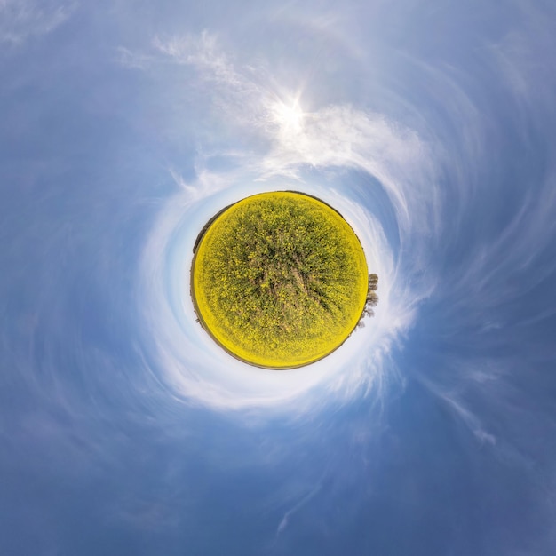 Transformación del pequeño planeta amarillo del panorama esférico 360 grados Vista aérea abstracta esférica en el campo de colza con impresionantes nubes hermosas Curvatura del espacio