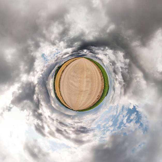 Transformación del pequeño planeta del panorama esférico 360 grados Vista aérea abstracta esférica en el campo en una agradable noche con impresionantes nubes hermosas Curvatura del espacio