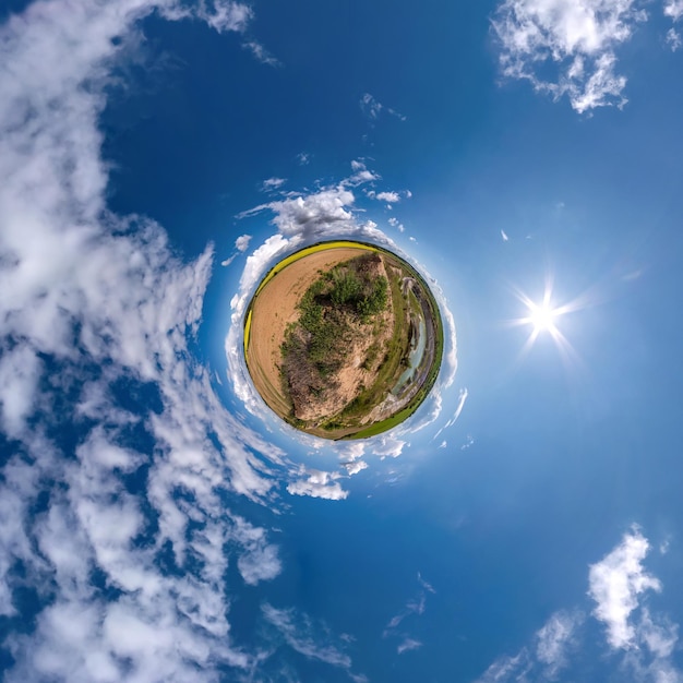 Transformación de pequeño planeta de panorama esférico 360 grados Vista aérea abstracta esférica en campo con cielo despejado y hermosas nubes impresionantes Curvatura del espacio