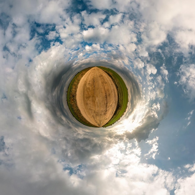 Transformación del pequeño planeta del panorama esférico 360 grados Vista aérea abstracta esférica en el campo con impresionantes nubes hermosas Curvatura del espacio