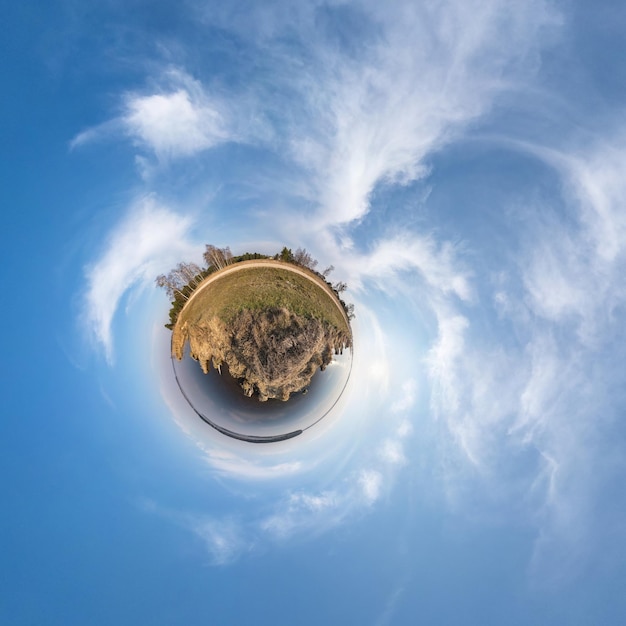 Transformación del pequeño planeta del panorama esférico 360 grados Vista aérea abstracta esférica en el campo con impresionantes nubes hermosas Curvatura del espacio