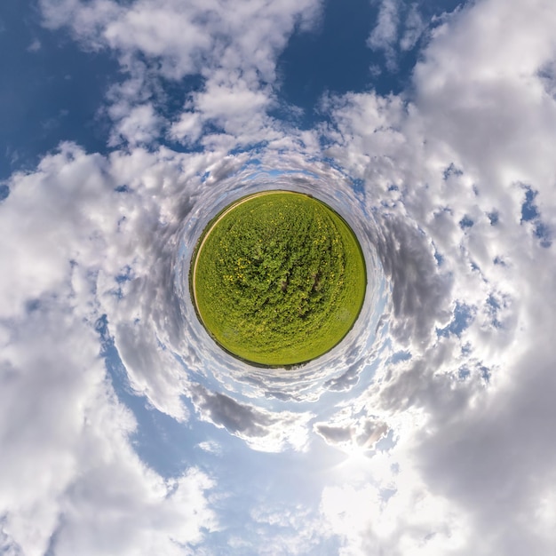 Transformación del pequeño planeta del panorama esférico 360 grados Vista aérea abstracta esférica en el campo con impresionantes nubes hermosas Curvatura del espacio