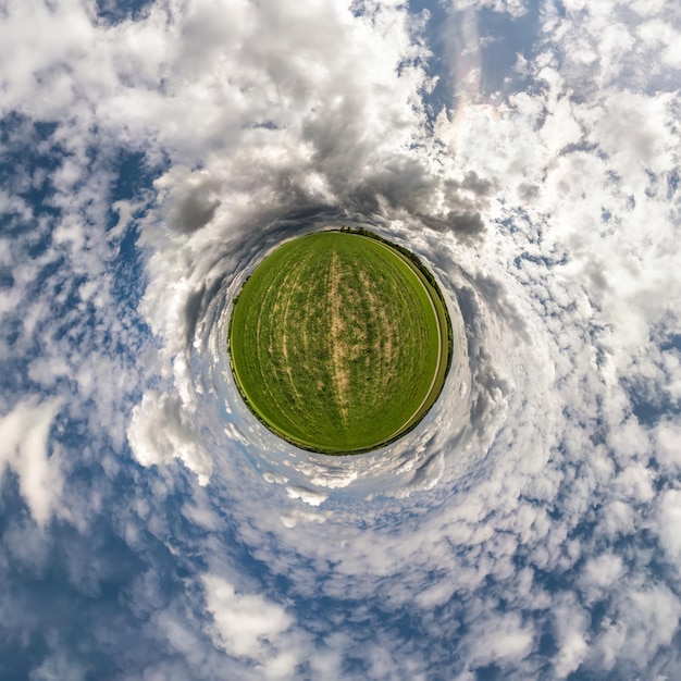 Transformación del pequeño planeta del panorama esférico 360 grados Vista aérea abstracta esférica en el campo con impresionantes nubes hermosas Curvatura del espacio