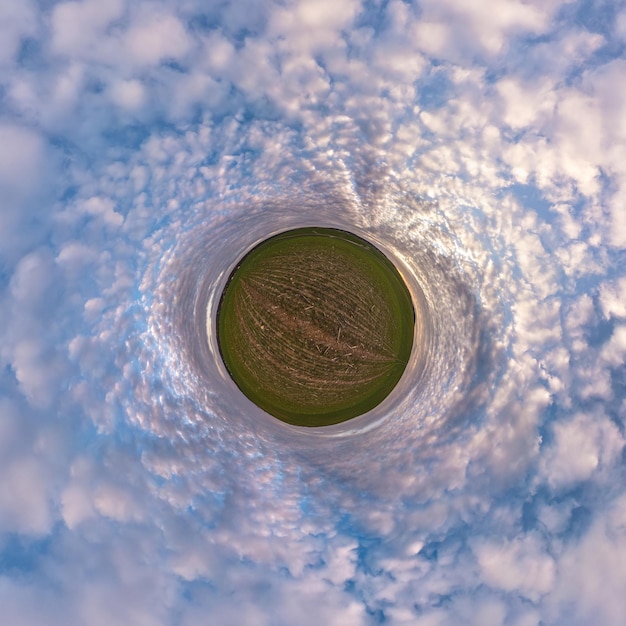 Transformación del pequeño planeta del panorama esférico 360 grados Vista aérea abstracta esférica en el campo con impresionantes nubes hermosas Curvatura del espacio