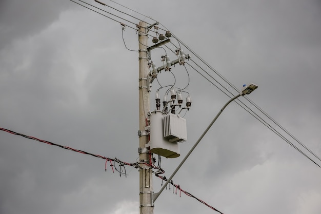 Transformador de energia no poste com fios de alta tensão